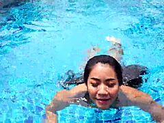 Aasialainen tyttöystävä antaa suihinoton uima-altaan huvilalla