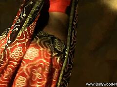 Actuación íntima de las bailarinas indias maduras