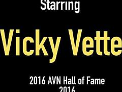 Vicky Vette, una rubia cougar, disfruta teniendo semen en sus grandes tetas