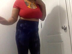 Ebony MILF stripper ned til sit sexede lingeri for et modent publikum