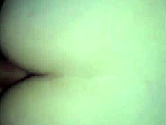 Esposa amadora engole porra em vídeo caseiro de creampie de cuckold