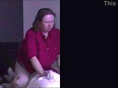 Femme amateur prise en caméra cachée en train de se masturber et de jouer avec ses seins