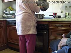 Indiase huisvrouw slikt mijn lading nadat ik haar mijn grote lul in haar keuken heb laten zien