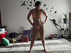 Aurora Willows muestra sus curvas en bikini durante una sesión de yoga
