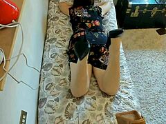 Italská maminka ukazuje své rozkošné nohy a zadek v 4K