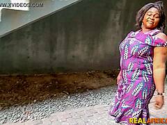 Afrikaanse huisvrouwen zelfgemaakte sekstape met een grote kont en van achteren