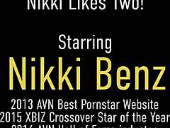 Nikki Benz i en vild trekant med to mænd, der viser hendes mundtlige og rideevner