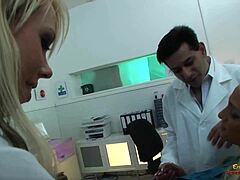 Een blonde vrouw krijgt orale seks van een verpleegster tijdens een controle voordat ze geslachtsgemeenschap heeft