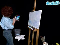 रयान कीली के आकर्षक बॉब रॉस कॉस्प्ले एक पेंटिंग लेसन के दौरान