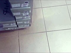 Зрела жена показује своја секси стопала и европски шарм у продавници ципела