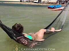ساحل كاسيانا يستمتع بثلاثة أشخاص ممتعين مع الأصدقاء على شاطئ جيريكواكوارا