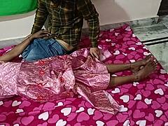 インドの熟女主婦が友達と情熱的なセックスに耽る