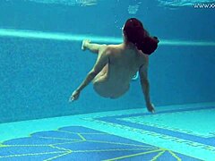Sazan, oszałamiająca europejska MILF, nagrywa erotyczne podwodne nagranie