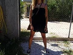 Sexy reife europäische Frau zeigt ihre gepiercte Muschi im öffentlichen Laden