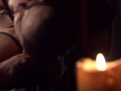 İki vampir kadın lezbiyen seks ve oyuncak oyununa dalıyor