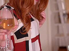 Ella Hughes, uma ruiva sensual, se satisfaz com um dildo de cristal em um vídeo explícito