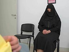 Une femme arabe mature me surprend en train de me masturber dans le cabinet du médecin