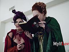 En gruppe modne kvinder deltager i et seksuelt ritual klædt som hekse