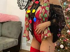 Kecantikan Latina matang Anna Marias kejutan percutian sensual dalam lingerie merah