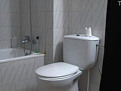 Гореща среща: Стъпник и милф се занимават с анален секс в тоалетната, докато съпругът им е далеч от работа