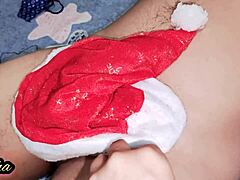 Une latina en lingerie séduisante offre des surprises pour Noël
