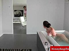 Äldre mamma fångad njuter av sig själv i badet