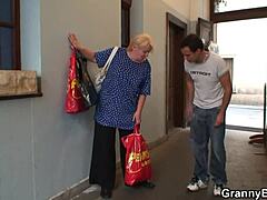 60-letna blond babica v vroči resničnosti jaha mladeniškega tiča