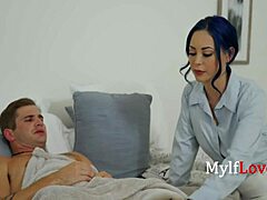 नीले बालों वाली बस्टी एमआईएफ ने अपने बेटे को उसकी तस्वीर पर हस्तमैथुन करते हुए पकड़ा
