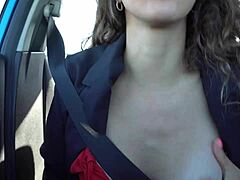 प्राकृतिक स्तनों और मुंह में सह के साथ एक कार में हस्तमैथुन
