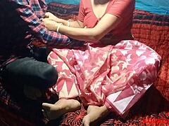 Una coppia di amatori scopano intensamente una ragazza con un sari rosso sulla webcam