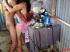 インド人の熟女がウェブカメラで乱暴なドッグスタイルのセックスをします