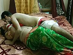 La matrigna indiana e la sua studentessa adolescente si impegnano in una figa bollente