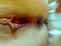 मुंडा हुआ योनि को उंगली से उत्तेजित किया जाता है