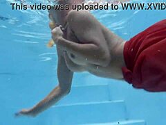 Плавокоса мама са природним грудима показује своје тело у базену