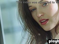 सेरेना वुड, एक प्यारी यूरोपीय मिल्फ, एक सॉफ्टकोर वीडियो में नग्न हो जाती है और नग्न हो जाती है