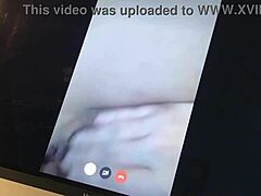 Зрелая испанская мама получает крем-пи после того, как показала свой язык на веб-камере