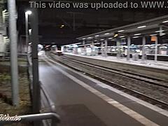 Bionde tedesche tetro fanno sesso bollente in una stazione ferroviaria pubblica