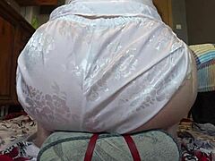 बड़े स्तनों वाली रूसी एमआईएफ एक डिल्डो की सवारी करती है और घर का बना हस्तमैथुन वीडियो में अपनी रसदार चूत को हिलाती है।