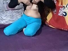 Пакистанска мама ужива у међурасном сексу са својим мужем