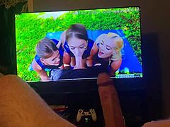 Una ragazza dal culo grosso si masturba davanti a un video porno