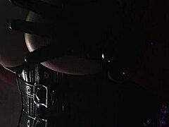 אריה גרנדר, MILF סקסית, מציקה עם הציצים הטבעיים הלוהטים שלה בתלבושת לייטקס של ליל כל הקדושים
