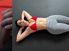 Model kebugaran atletik menjadi aneh dengan pantat besar dan latihan anal