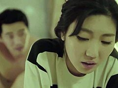 زوجة الأب الكورية تصبح شقية مع مريضها الصغير في فيديو HD18plus