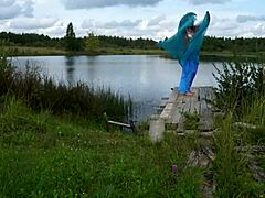 Mujer en bikini bailando en el lago