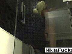 Rus MILF Nikita Von James duşta alay ediyor