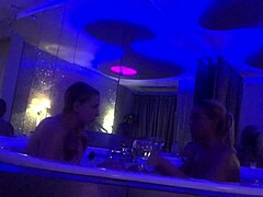 Две блондинки участват в гореща лесбийска сцена във ваната