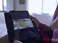 वर्जित पारिवारिक वीडियो: सौतेले बेटे ने जेसिका रयान के साथ पोर्न देखते हुए पकड़ा