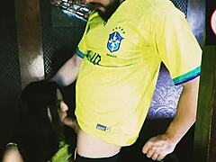 Leo Kol e una bella mora si divertono in un bordello mentre guardano la partita brasiliana