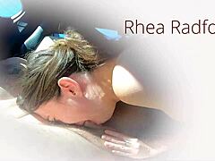 Intenzivní sex s tetovanou MILF Rhea Radford a její hračkou