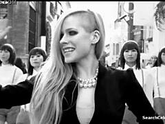 Avril Lavigne, pornohviezda, predvádza svoje veľké prsia